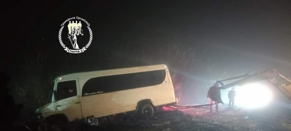 Кіровоградщина :рейсовий автобус злетів у кювет та перекинувся